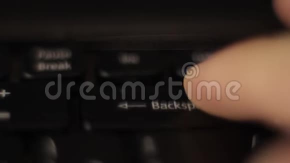 手指按键盘上的backspace按钮特写镜头视频的预览图