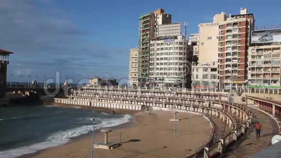 埃及亚历山大的海滩和桥视频的预览图