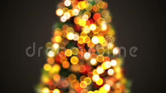 美丽的圣诞树灯光闪烁在离焦的BlurBokeh问候背景无缝三维动画祝你快乐视频的预览图