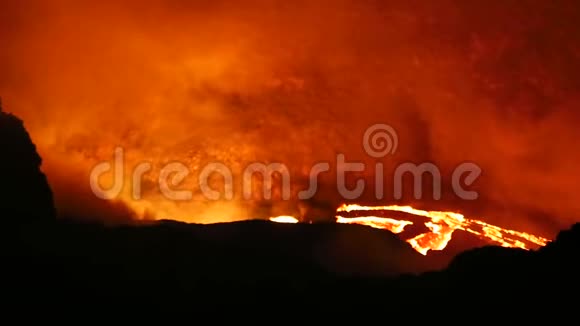 晚上火山爆发视频的预览图