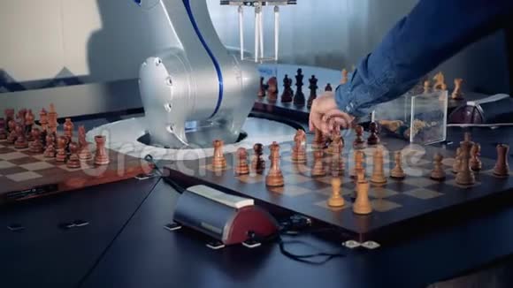 一个机器人和一个人在玩棋的时候互相捕捉棋子视频的预览图