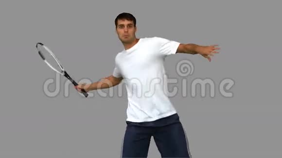 男子灰色屏幕上打网球时的男子训练视频的预览图