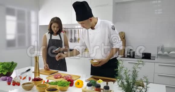亚洲厨师教亚洲女学生视频的预览图