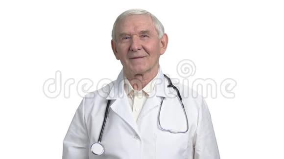 一位穿制服的老灰发医生拿着一种带着条纹的药视频的预览图