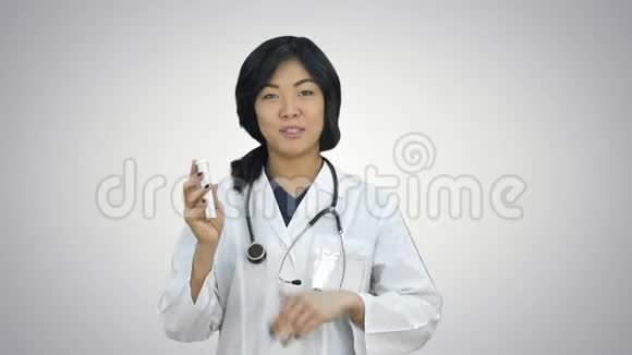 亚洲女医生出示一瓶药片呈白色底片视频的预览图