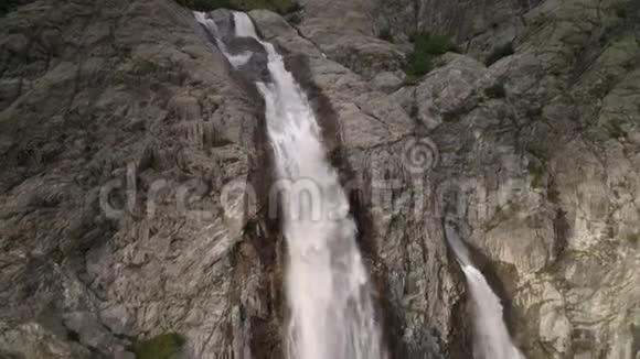 马泽里佐治亚山区瀑布的慢镜头视频的预览图