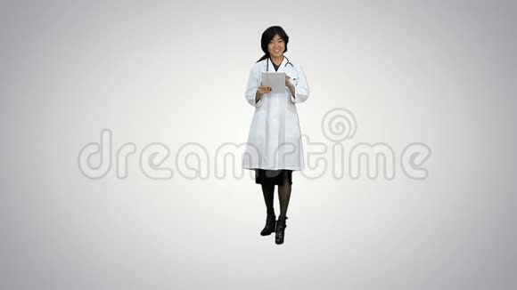 医生女医生用平板电脑微笑并在白色背景下与摄像机交谈视频的预览图