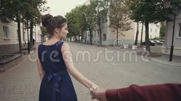 美丽的黑发女人带着男朋友走在街上第一批订单视频的预览图