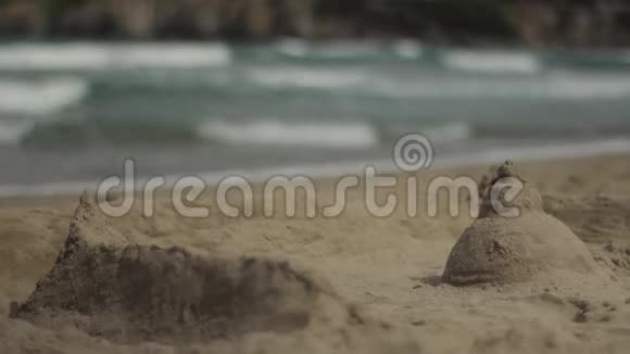 海岸海景沙滩上的沙堡视频的预览图