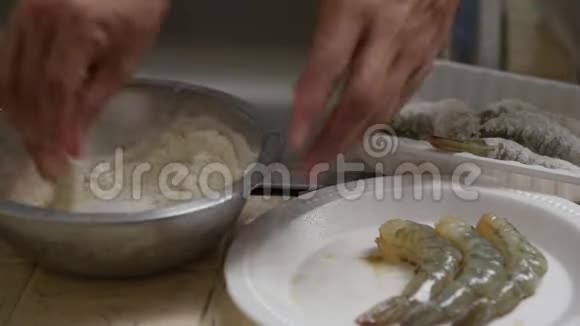 把大虾和天妇罗粉混合在碗里视频的预览图