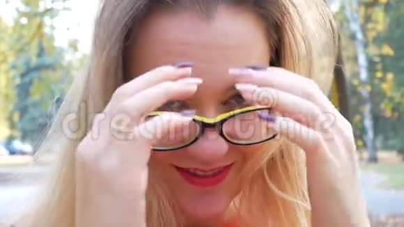 戴黄眼镜的美女画像视频的预览图
