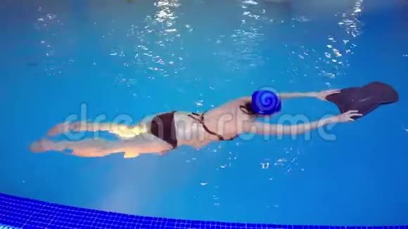 孕妇在游泳池游泳视频的预览图