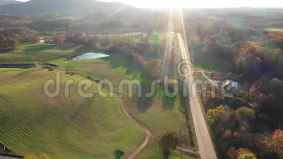 用太阳光拍摄格鲁吉亚山脉4K公路的空中镜头视频的预览图