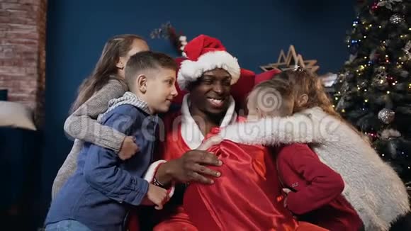 五个快乐的孩子拥抱圣诞老人视频的预览图