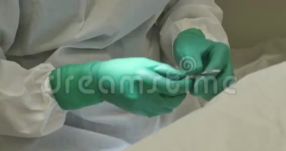 口腔颌面外科手术准备缝合材料针头切口病人在视频的预览图