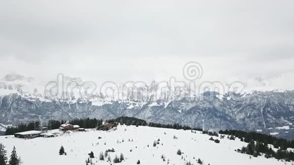 瑞士的贫民窟雪山美丽的风景视频的预览图