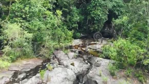 丛林中的山瀑布视频的预览图