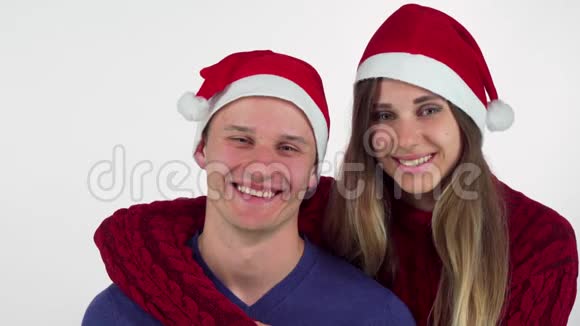 圣诞快乐的情侣拥抱着彼此微笑视频的预览图