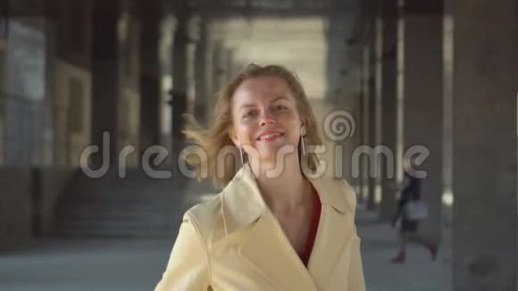 特写独立商务女性的肖像迷人的金发高管微笑友好地看着穿着视频的预览图