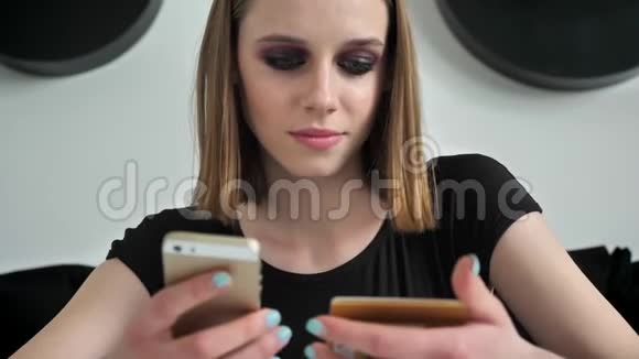 年轻迷人的女性在电话中重写文字从卡片重写文字视频的预览图