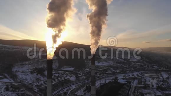 煤锅炉烟囱升起的烟雾的鸟瞰图从下往上移动摄像机向下移动视频的预览图