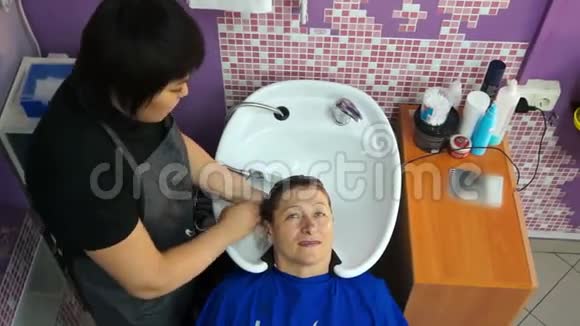 美容师给那个女人洗头视频的预览图