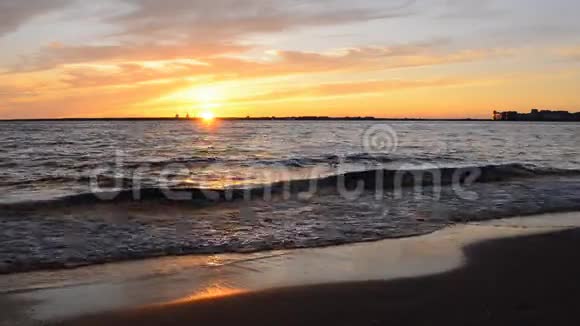 在海滩上移动的波浪视频的预览图