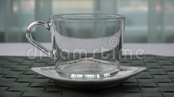 一袋茶叶放在透明的杯子里视频的预览图