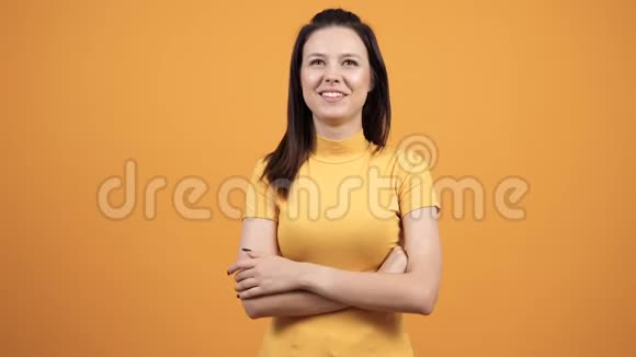 快乐焦虑的女孩生动的橙色背景视频的预览图