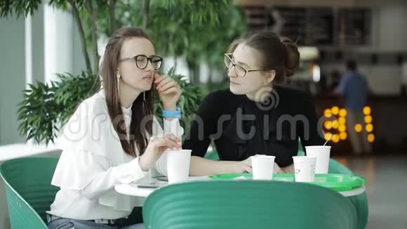 咖啡休息两个女商人在自助餐厅在工作休息时间喝杯咖啡谈生意视频的预览图