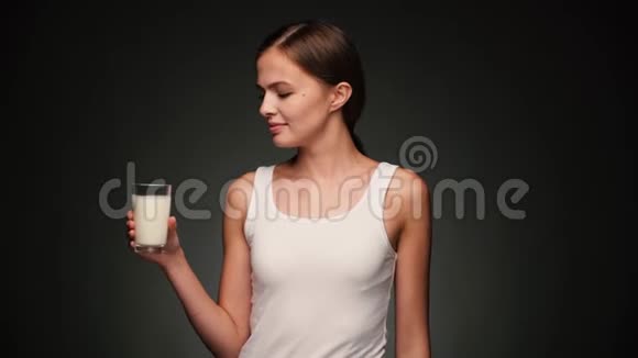 穿着白衬衫喝酸奶的漂亮女人视频的预览图