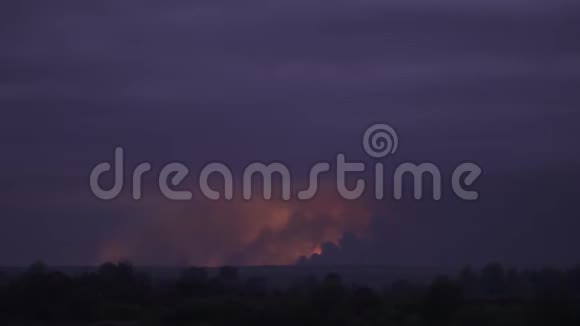 地平线上烟雾背后的大规模爆炸空中射击视频的预览图