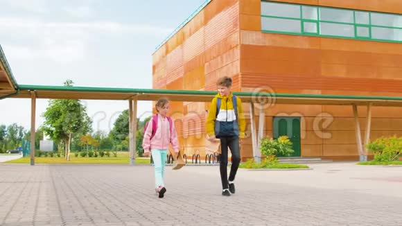 带背包的孩子上学视频的预览图