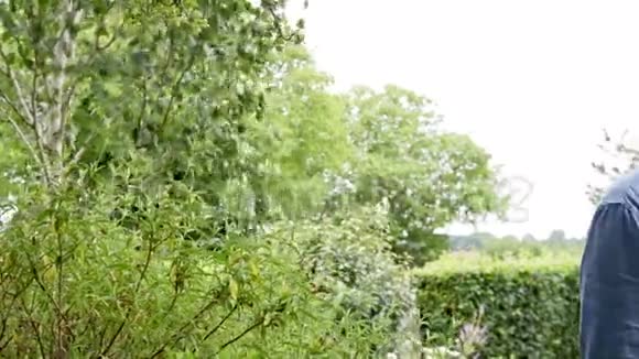 在农村的梦幻家园前成熟夫妻站在花园里的画像视频的预览图