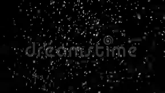 白色粉末飞溅隔离在黑色背景上库存录像白色干油墨在极度黑暗中爆炸视频的预览图