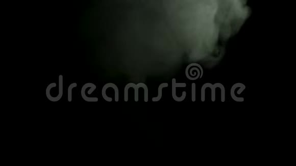 在黑色背景上缓慢移动的岩浆般的浓烟云库存录像白雾在黑暗中流淌在前方视频的预览图