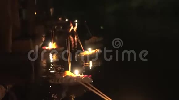 泰国河民间节日用蜡烛释放克拉通视频的预览图