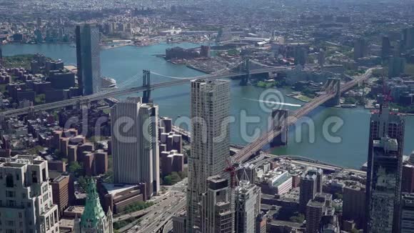 纽约市的空中景色市中心哈德逊湾布鲁克林大桥和曼哈顿下城的塔楼视频的预览图