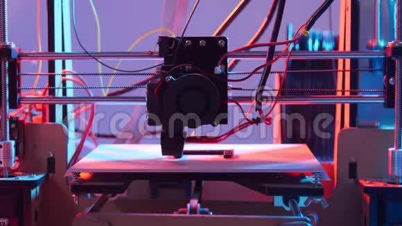 自动三维打印机在实验室进行塑料建模视频的预览图