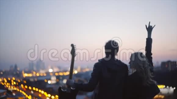在屋顶上穿摇滚风格的情侣视频的预览图