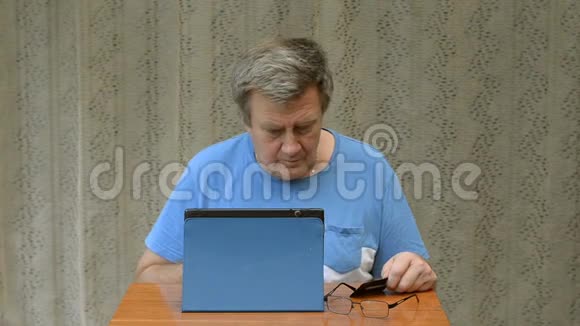 老年人试图用平板电脑和信用卡在网上购物视频的预览图