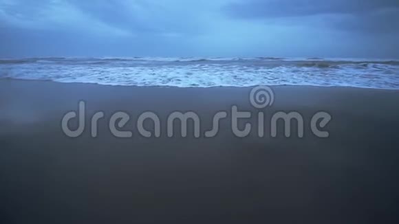 冬天在偏僻的傍晚海滩上美丽的海浪视频的预览图