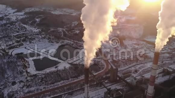 煤锅炉烟囱升起的烟雾的鸟瞰图俯视图旋转摄像机视频的预览图