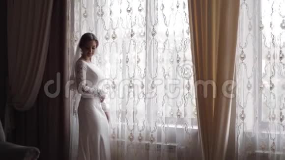 优雅的新娘在婚礼当天走进房间等待新郎视频的预览图