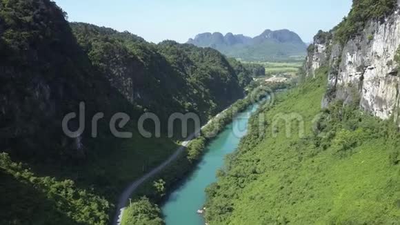 峡谷阴岸上阳光明媚的岩石河岸公路视频的预览图