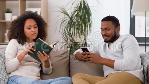 带智能手机和书的幸福夫妻视频的预览图