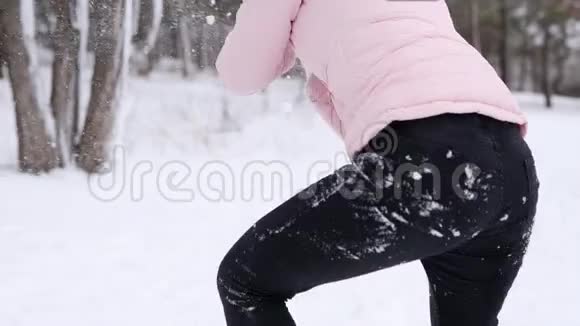 快乐的母子玩雪球在寒冷的冬日在树林里撒粉女人和男孩在时尚的冬天视频的预览图