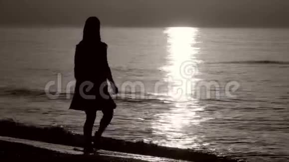 一位走在海边的女士的剪影视频的预览图