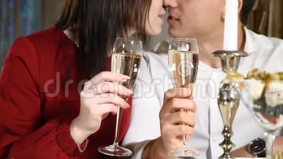 年轻夫妇在餐馆里品尝香槟约会年轻人和女人在餐馆里喝浪漫晚餐视频的预览图