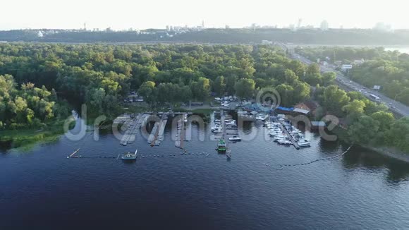 地铁大桥和横跨河流的高速公路可以看到乌克兰基辅第聂伯河右岸的全景视频的预览图